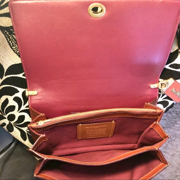 Coach Riley - Picture 5 of 7